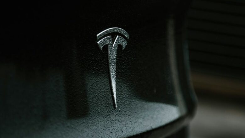 Tesla Prioritizes Self-Driving Taxis, Putting Model 2 on Hold