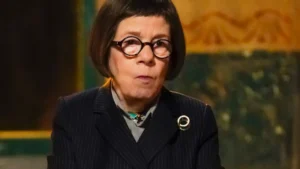Linda Hunt Won an Oscar Playing a Man. Then She Became Hetty Lange.